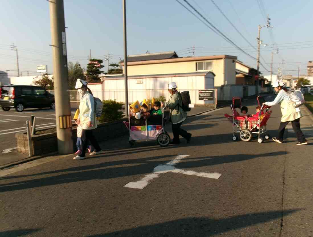 道路の横断も気を付けて子どもの安全を第一に避難しています。