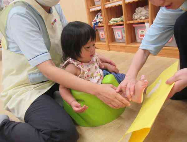 0歳さんは足形スタンプをしましたよ!かわいい小さな足跡でした♡