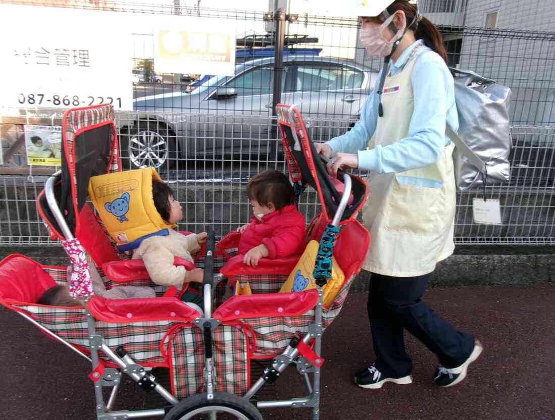 ひよこ組のお友だちもべビーカーに乗って避難をしています。