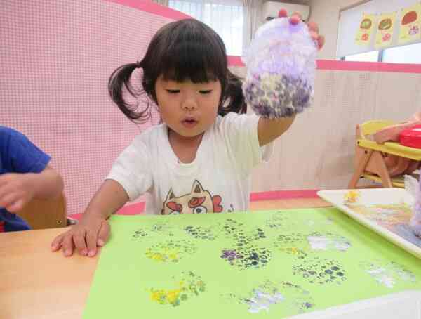 自分の好きな色をぺったん！ぺったん！