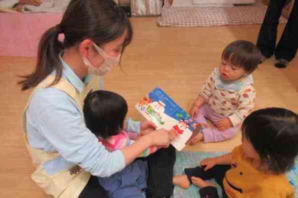 0歳児の絵本の読み聞かせ