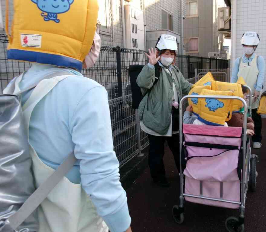 地震の揺れがおさまったら急いで保育園の外へ避難します