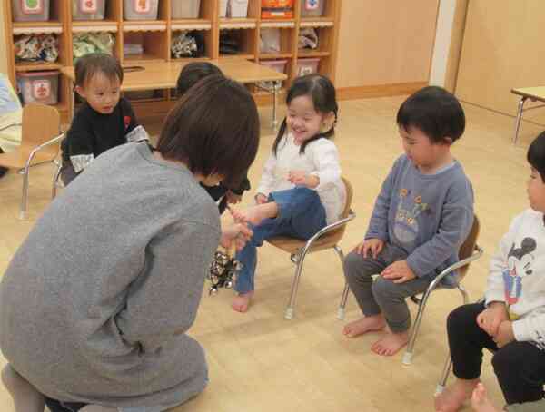 1歳児2歳児さんもスレイベルを足を使って音を楽しんでいます。