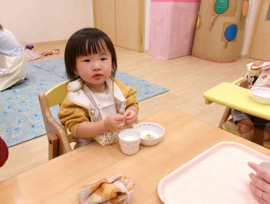 ０歳児のおやつの様子