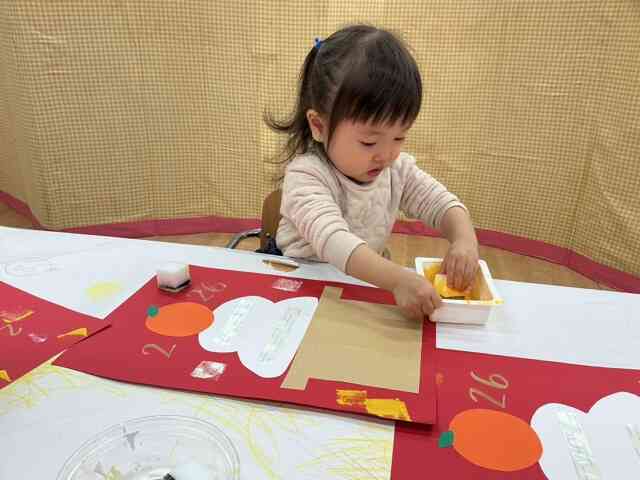 ぎゅっと絵の具をつけて…上手にできたね♪