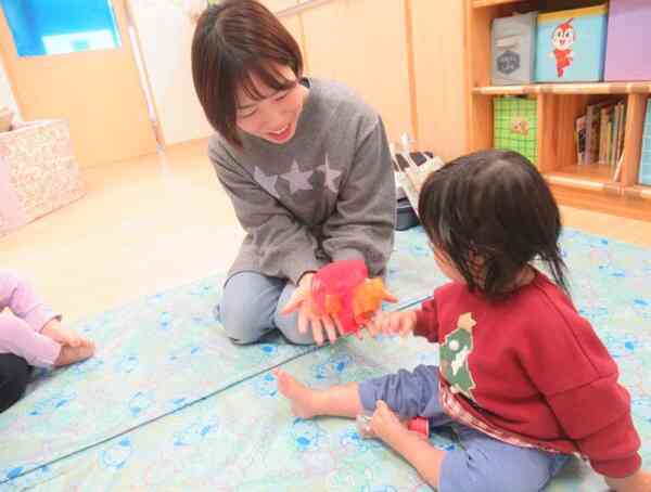 ♪「たきび」「ジングルベル」の曲に合わせてウクレレを弾いてくれるよ♪