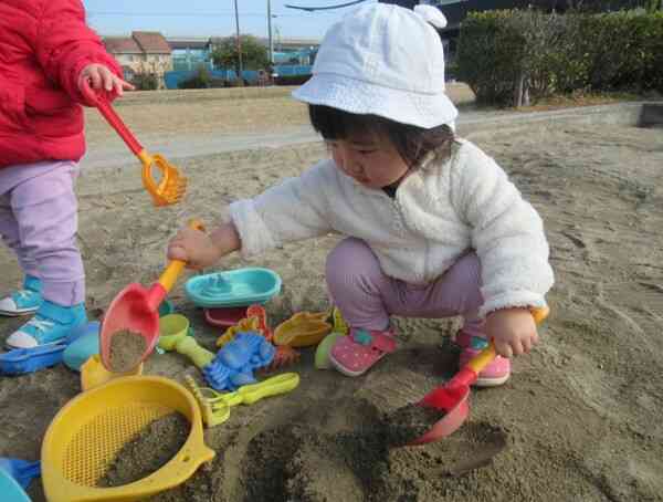 滑り台もいいけれど、砂場が大好き♡