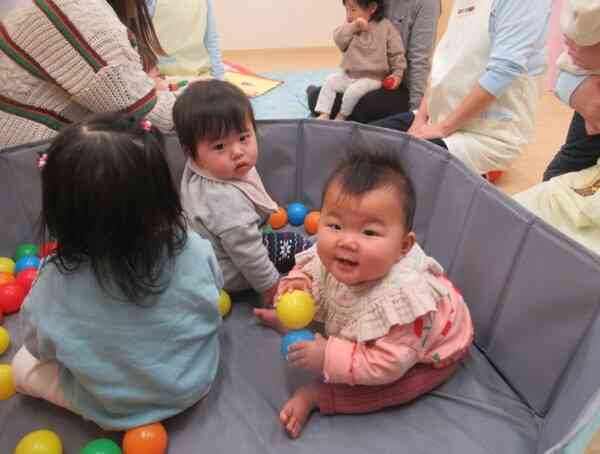 保育参加・給食試食会がありました。ボールプールに入って友だちや先生と一緒に遊びました。楽しかったね♡