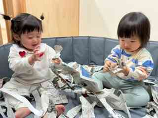 新聞紙で遊んだよ！（0歳児）
