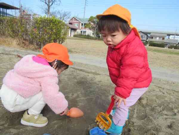 砂場遊びって楽しいね！（０歳児）