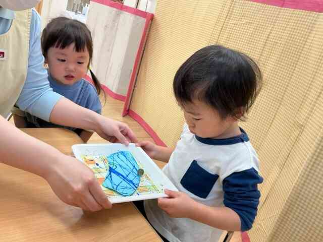 先生に転がし方を教えてもらいましたよ。製作しているお友だちの様子を見ることも大切な学びになっています♪