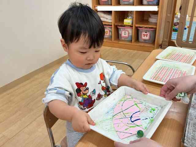 ビー玉転がしをしたよ（0.1.2歳児）