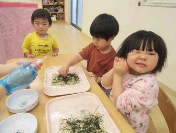刻みのりを使って、巻きずしを作るよ。平らになるように海苔を均等にのせていくよ。さあ、順番に作りますよ。
