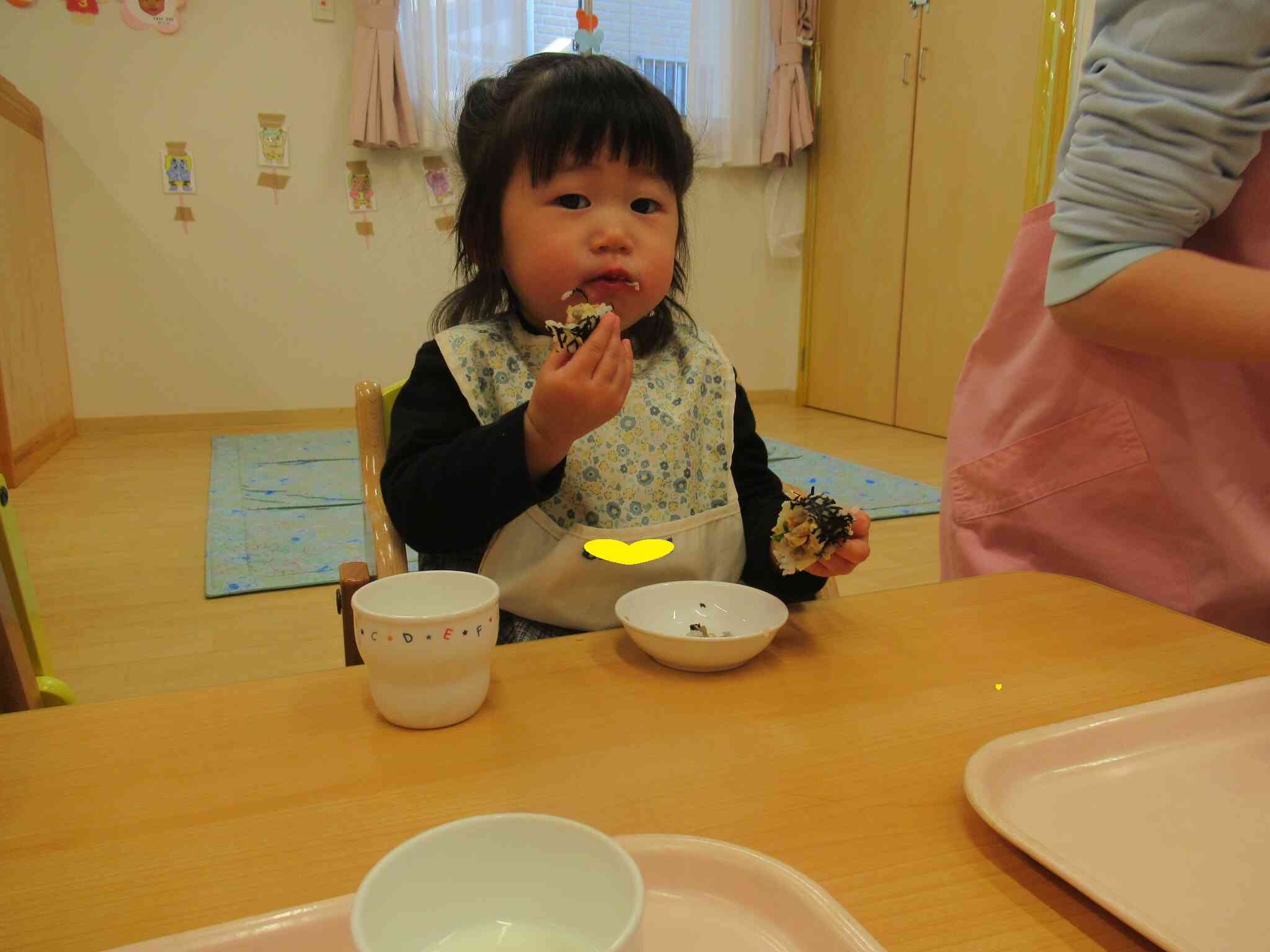 手で巻きずしを上手に持って食べています☆