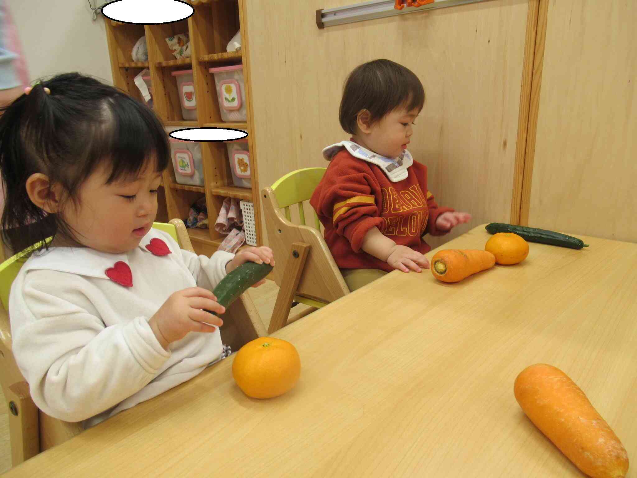 ひよこ組～果物や野菜を触ってみよう！