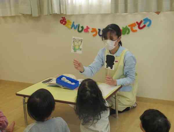 誕生会の後、０歳児さんも豆まきしたよ