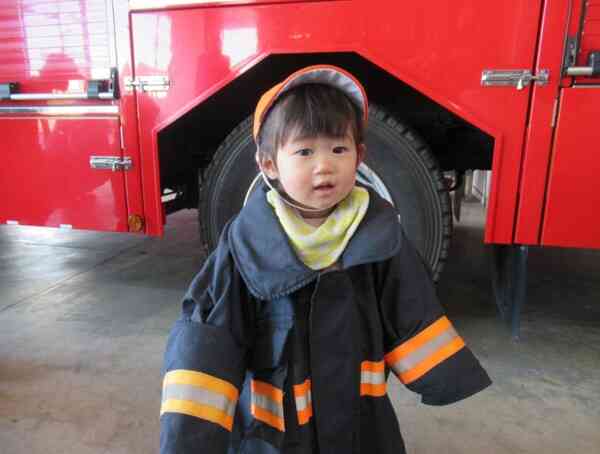 消防署のお兄さんが消防用の洋服を着せてくれました♡