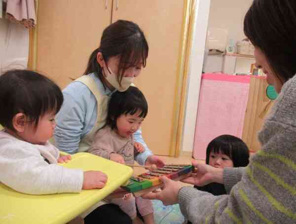 次は先生と一緒にたたいてみよう！