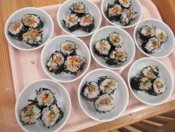 す巻きを使ってくるくる、にぎにぎしました。手先が器用だね。