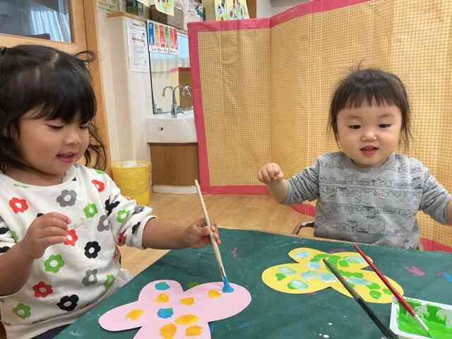 絵の具をペタペタ