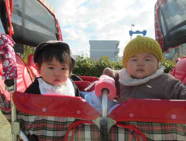 ハイハイ、高ばい、つかまり立ちをしているよ☆