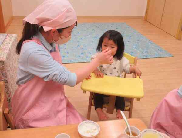 おやつを食べています（０歳児）