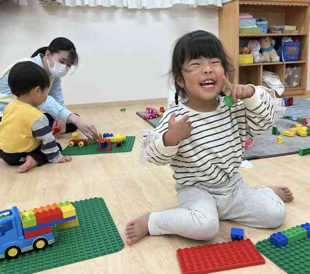 みんなでブロック遊び、楽しいね♪