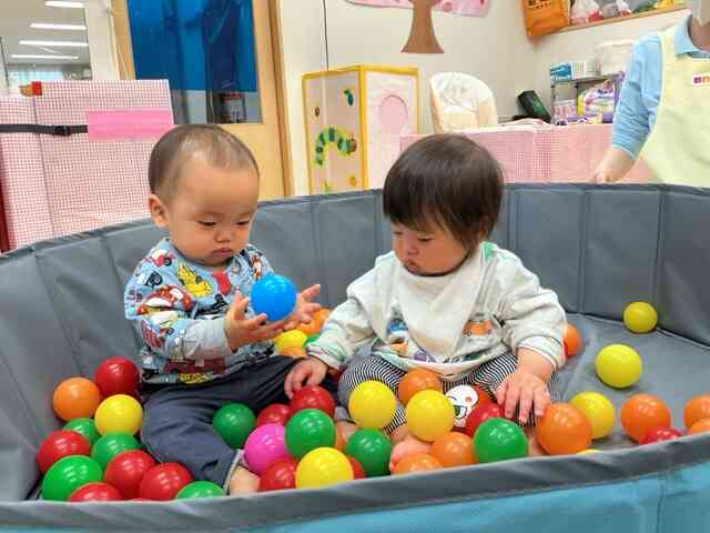 ボールプールで遊んだよ（０歳児）