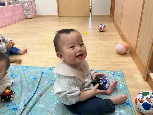ボールを持ってニコッ♪