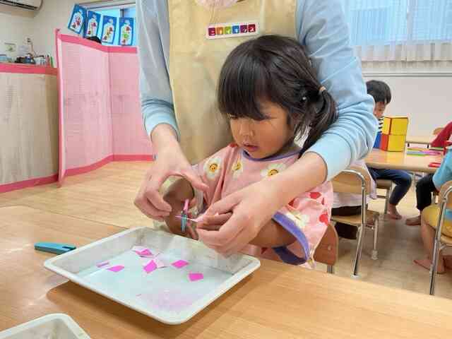 ハサミを使ってみたよ♪(2歳児)