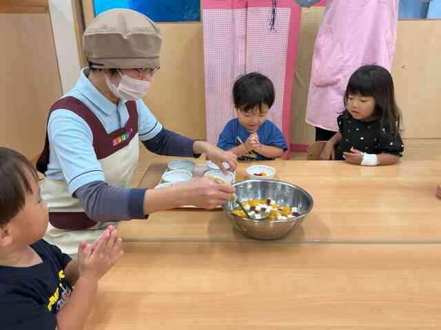 フルーツポンチ作り(2歳児)