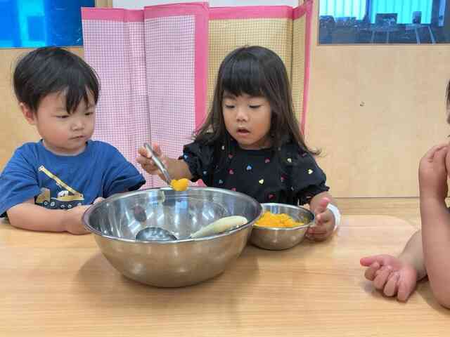 フルーツとキラキラゼリーを入れるよ