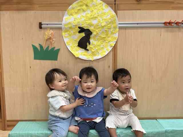 お月様の前でパシャリ！