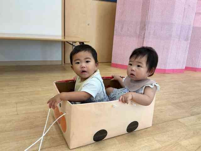 箱車で遊んだよ(0歳児)