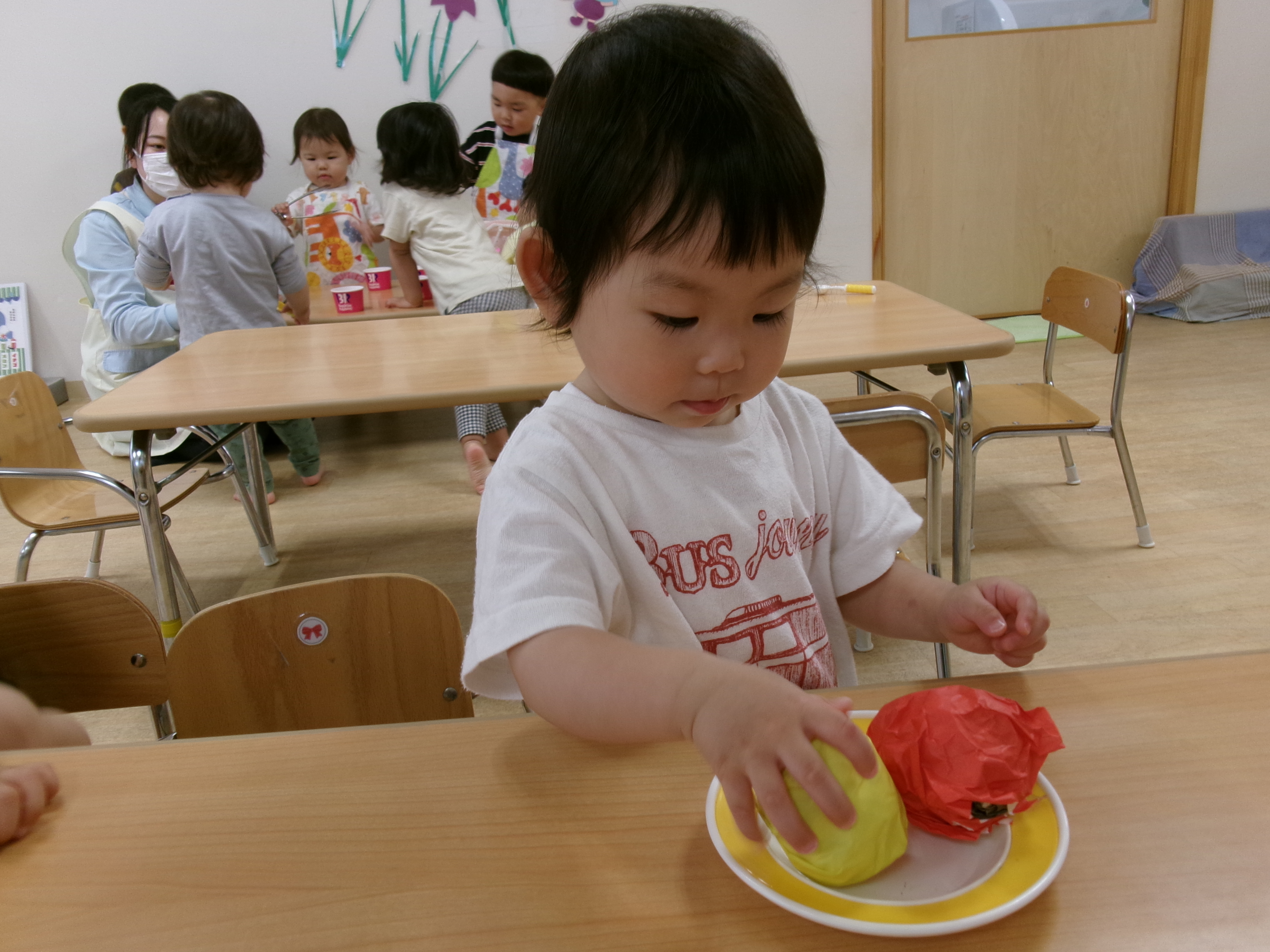 あひる組のお友だちも来てくれました♪　お皿に乗せていただきまーす♪