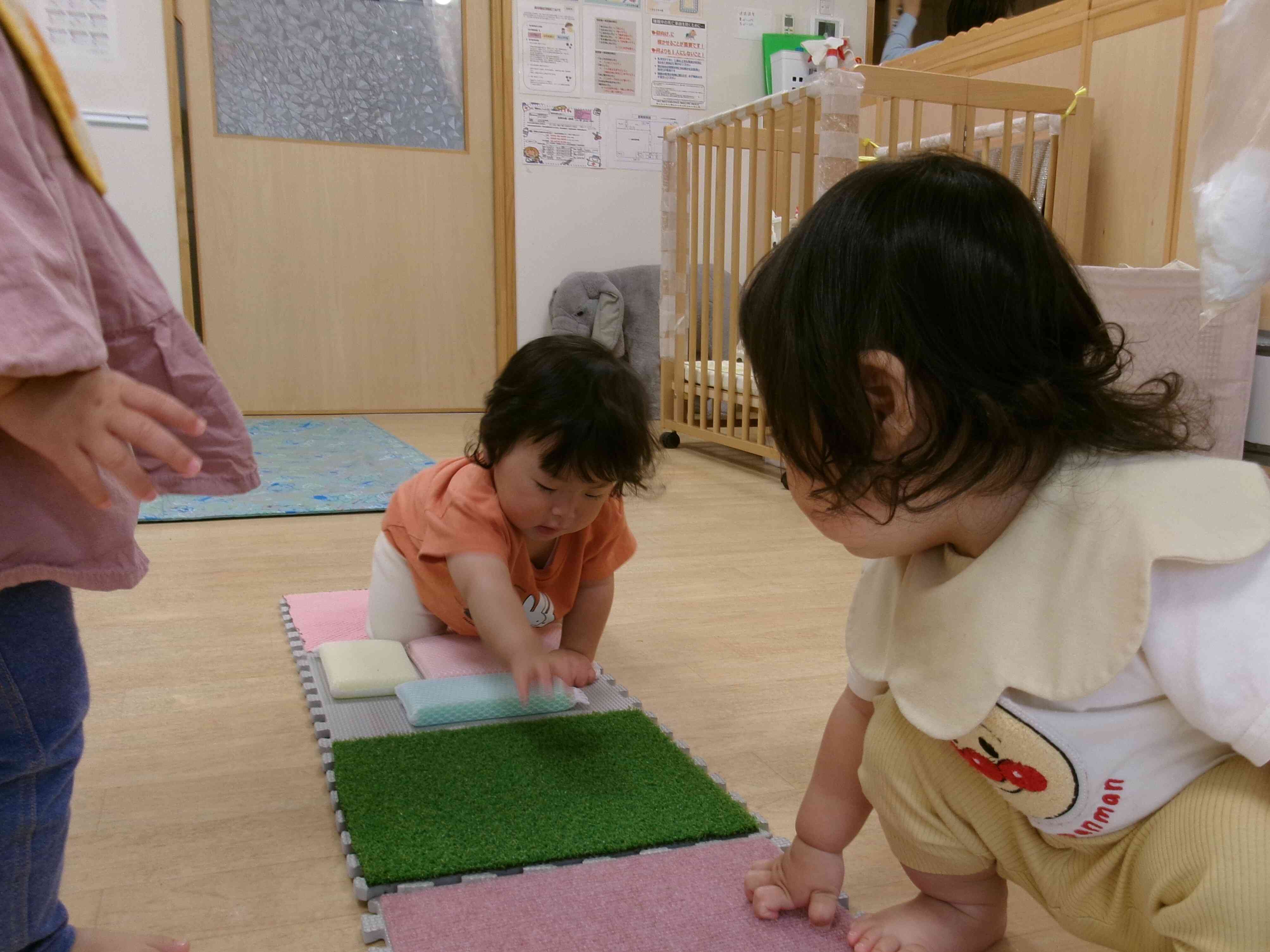 センサリーマットあそび♪手で触れたり足で踏んだりすることで五感を刺激することができます