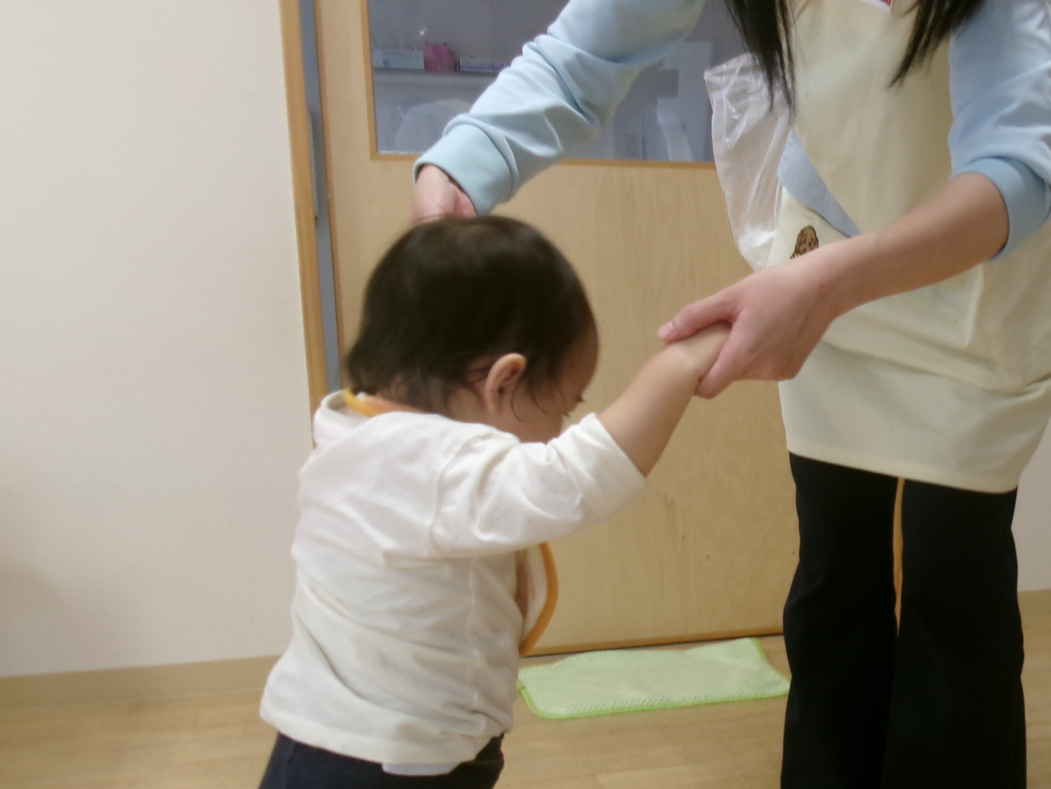 先生と手を繋いでこいのぼりレース！