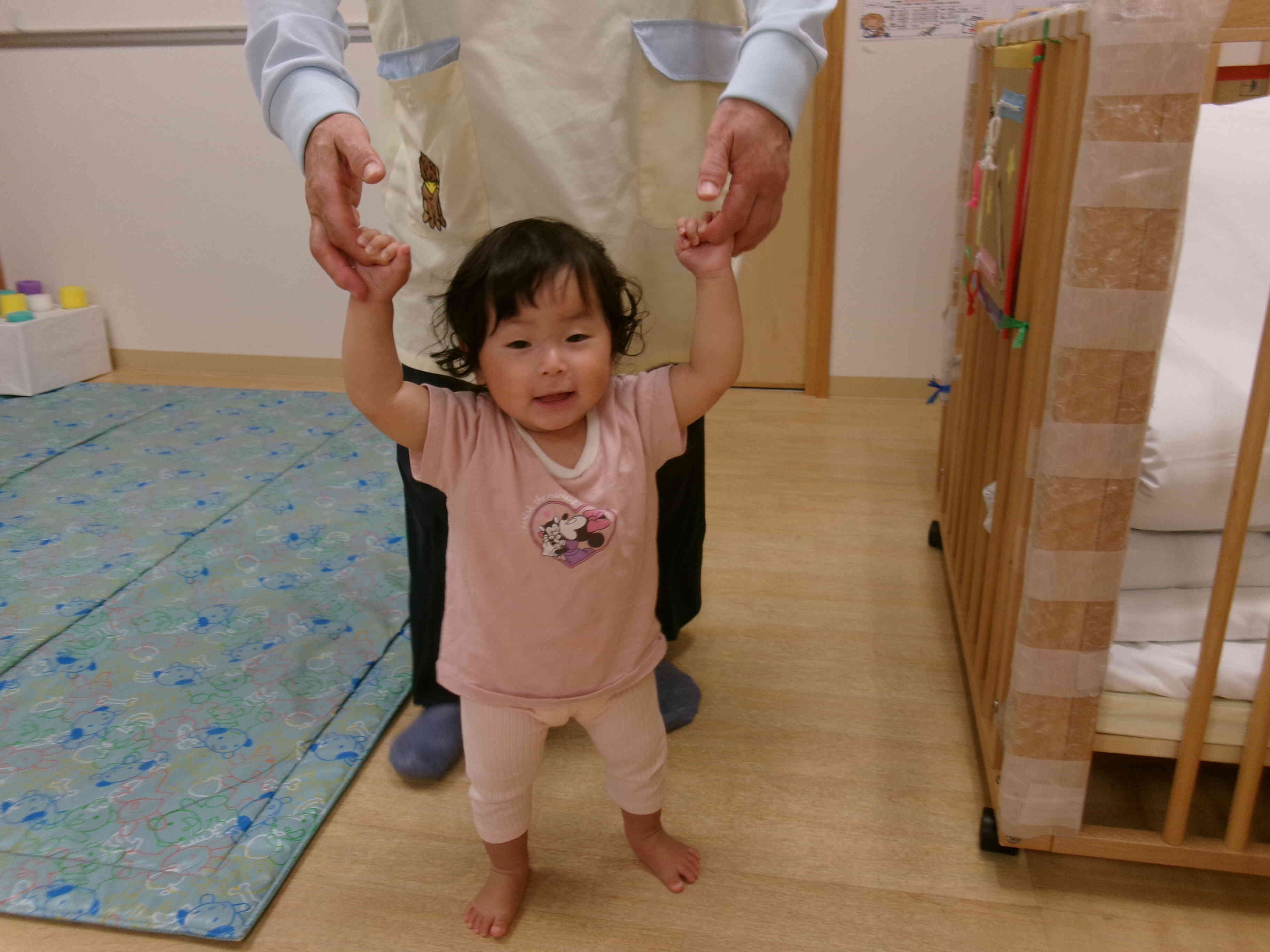 ひよこ組のお友だち。大好きな先生と一緒に歩くの楽しいね♩