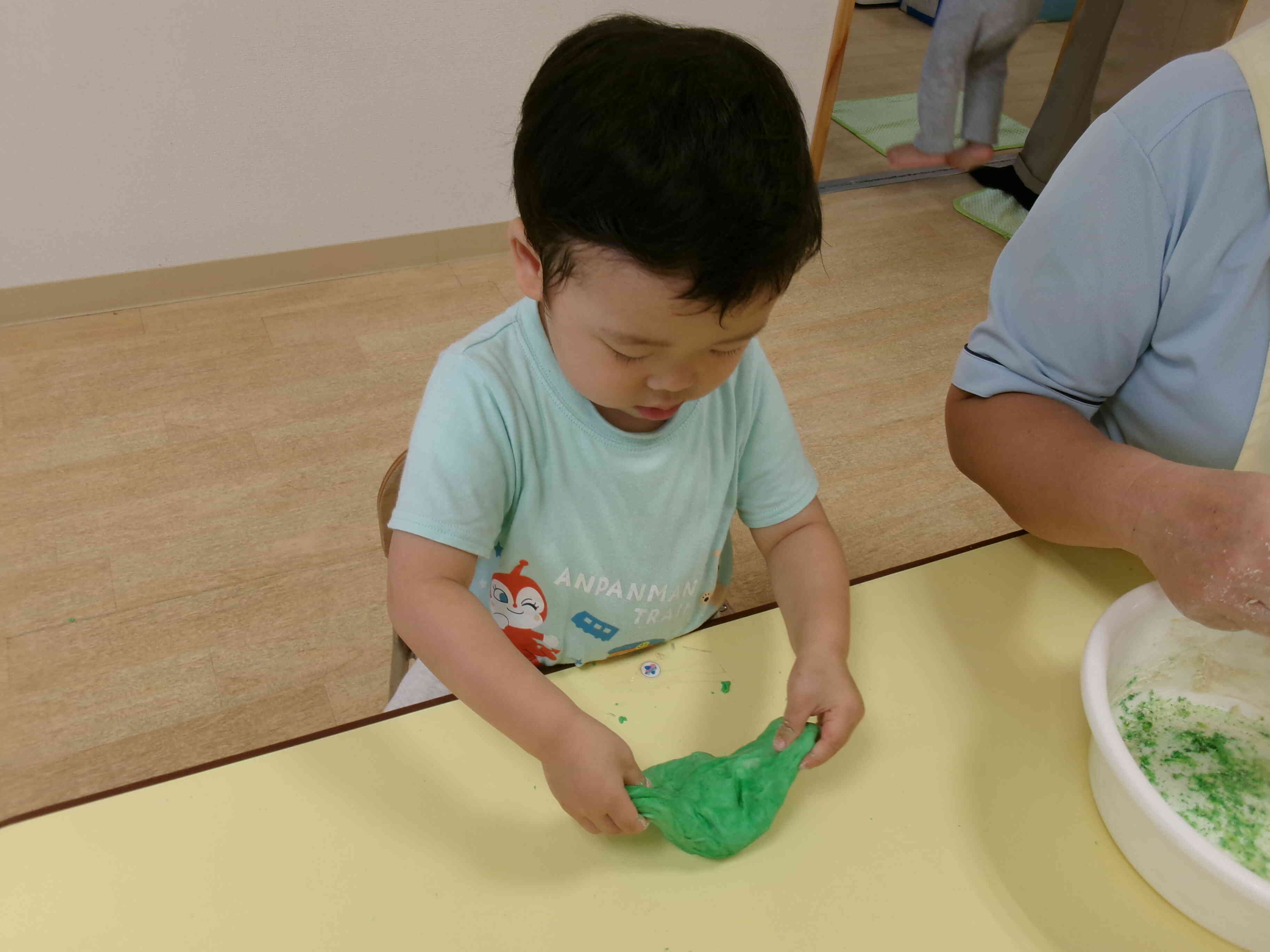 いろいろな色の粘土で遊んだよ！