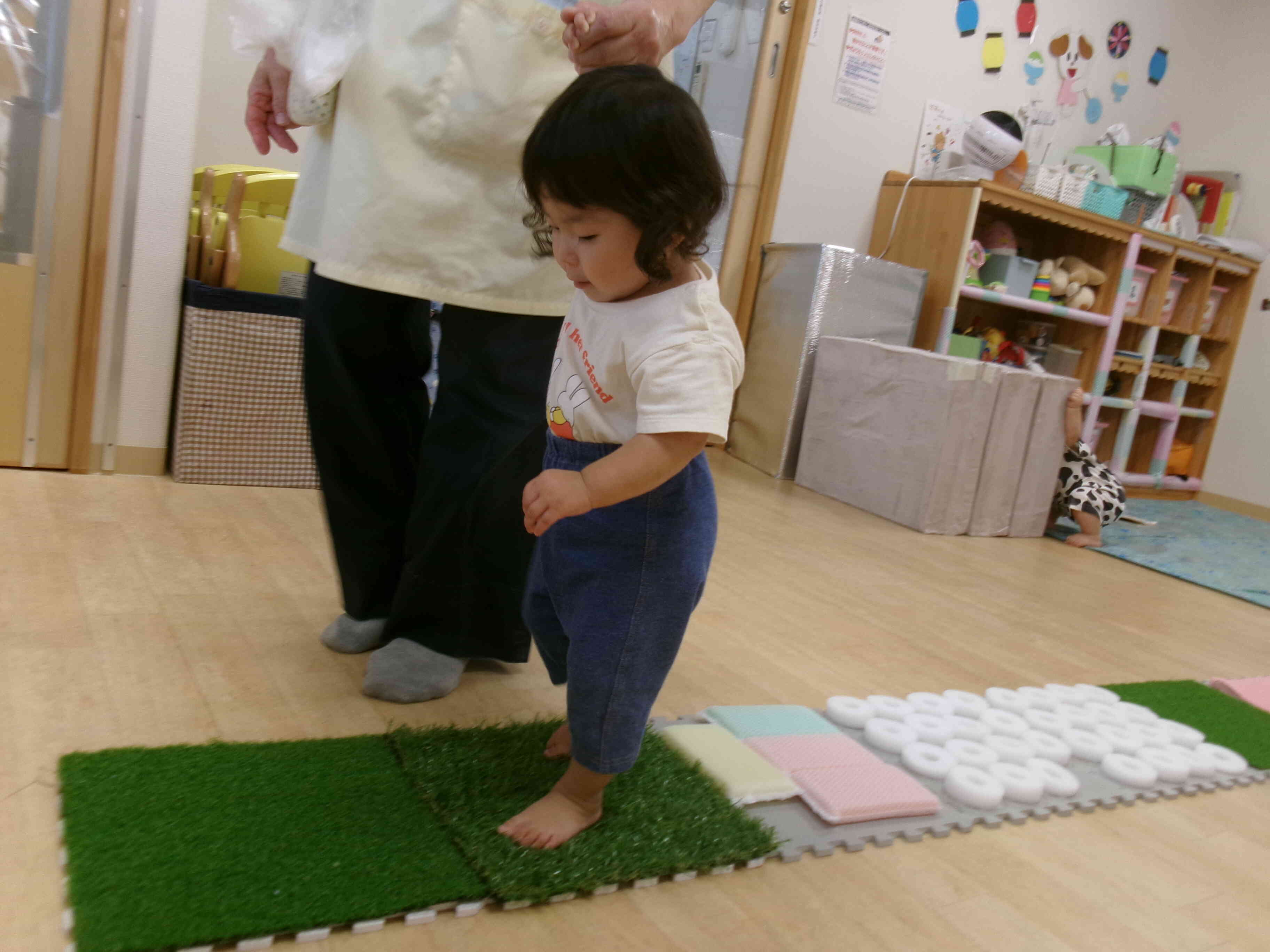 感触遊びをしたよ！～ひよこ組～
