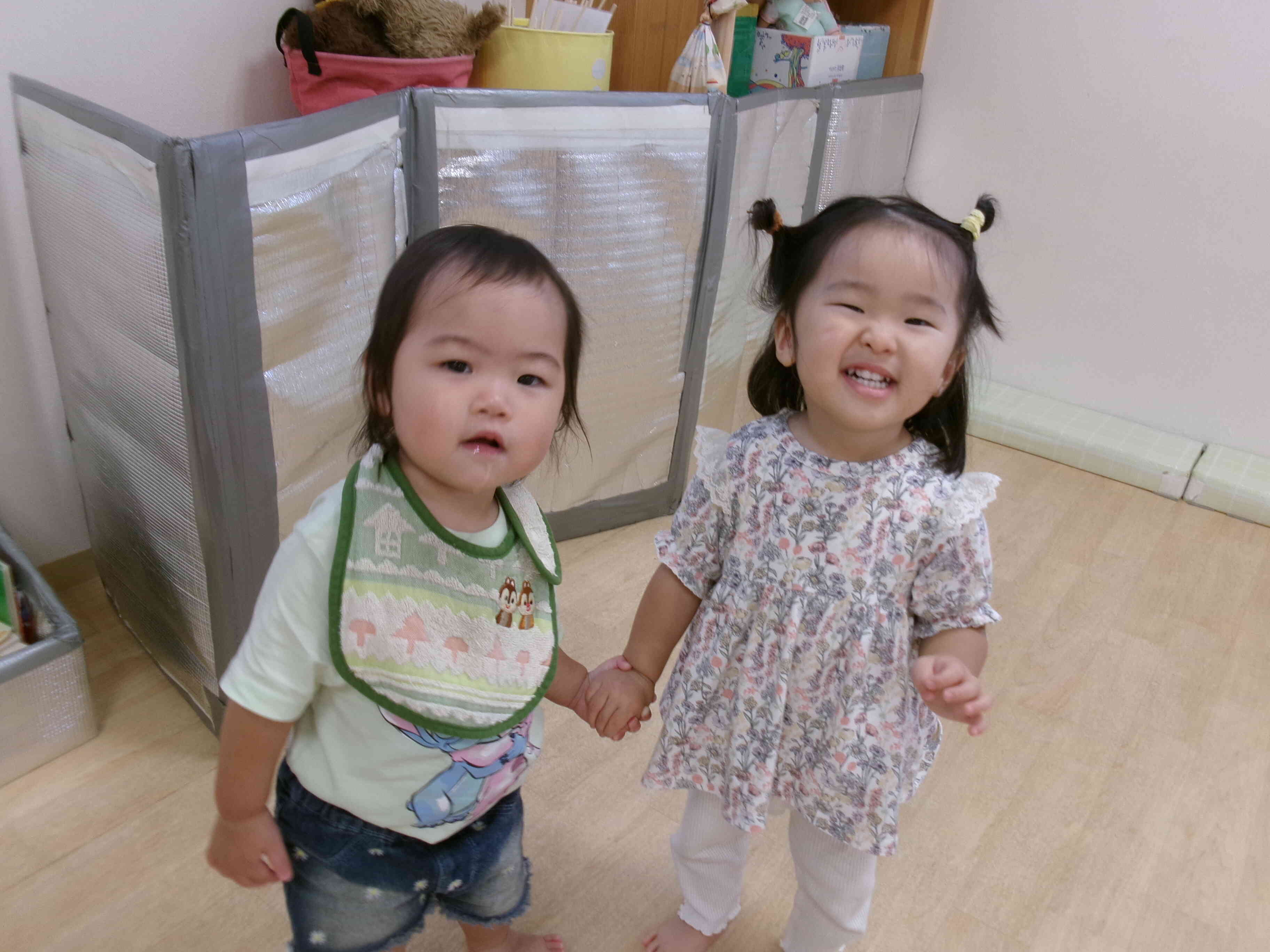 お友だちと手を繋いで遊べるようになったんだ♪