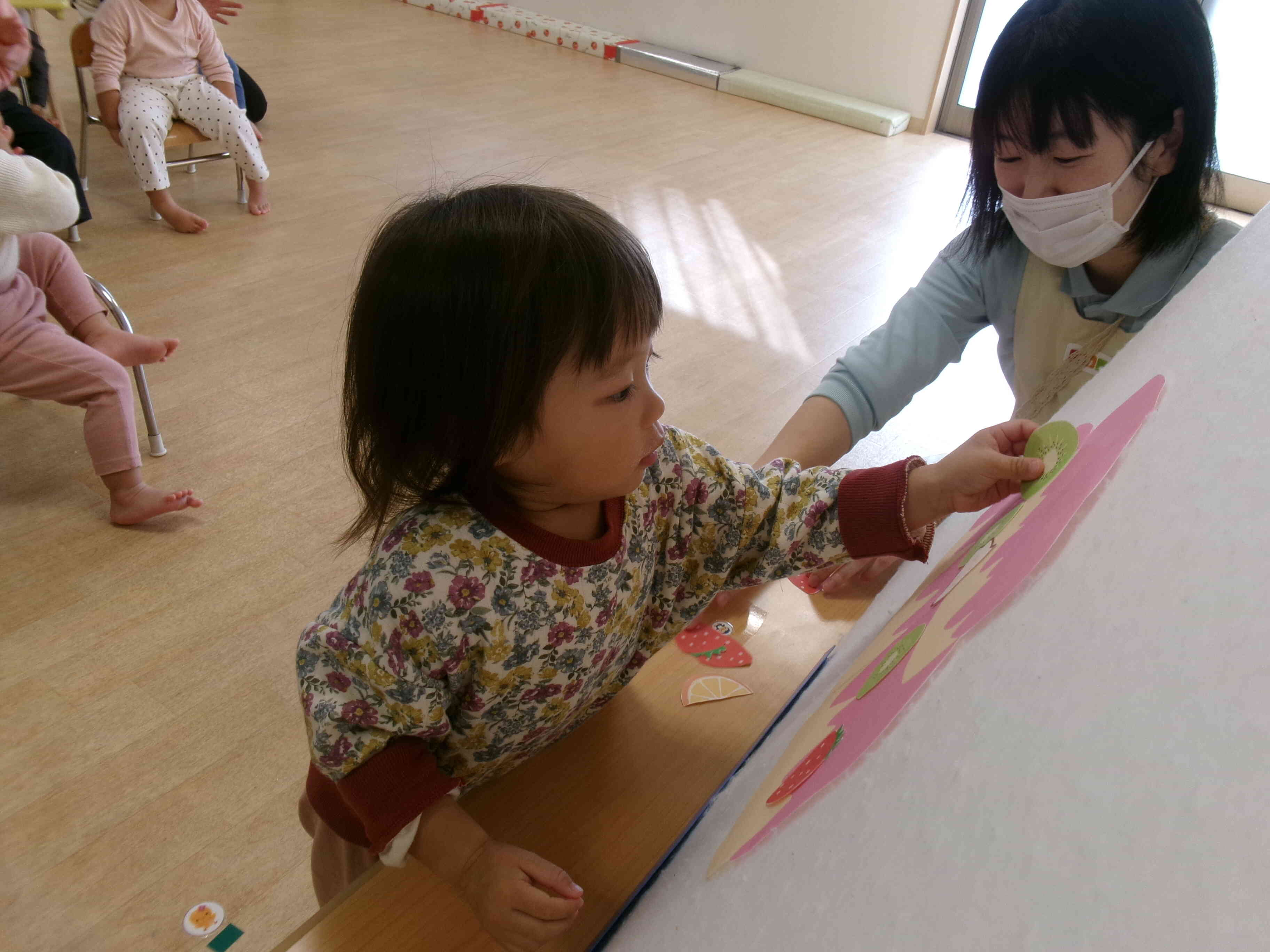 ケーキの飾りつけ☆フルーツいっぱいのせようっと！