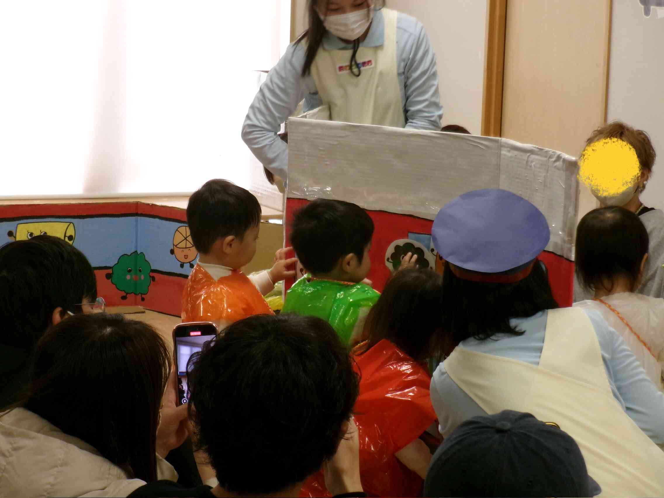 バスに具材を貼っていくよ♩