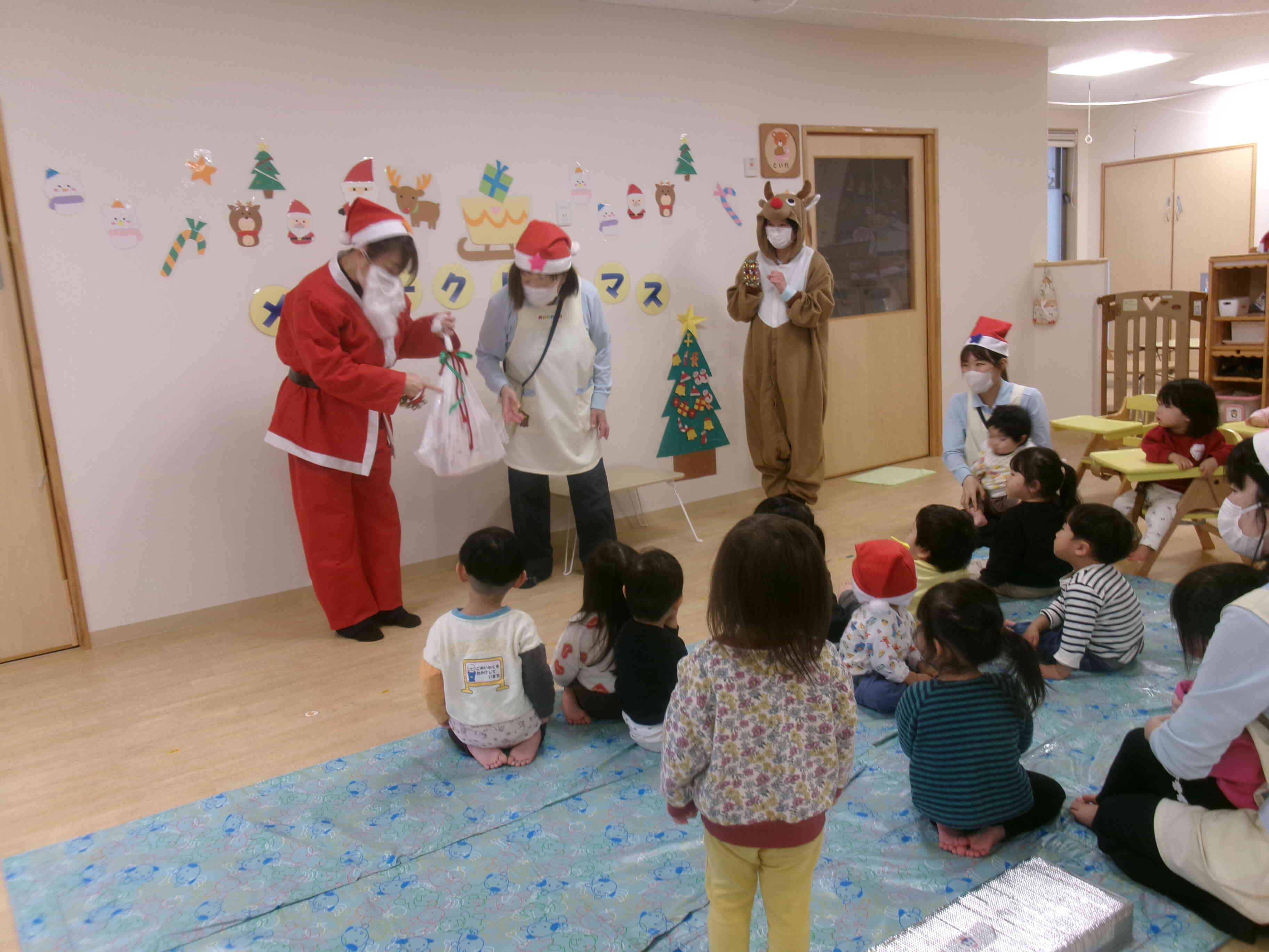 サンタさんとトナカイさんがきたよ♩