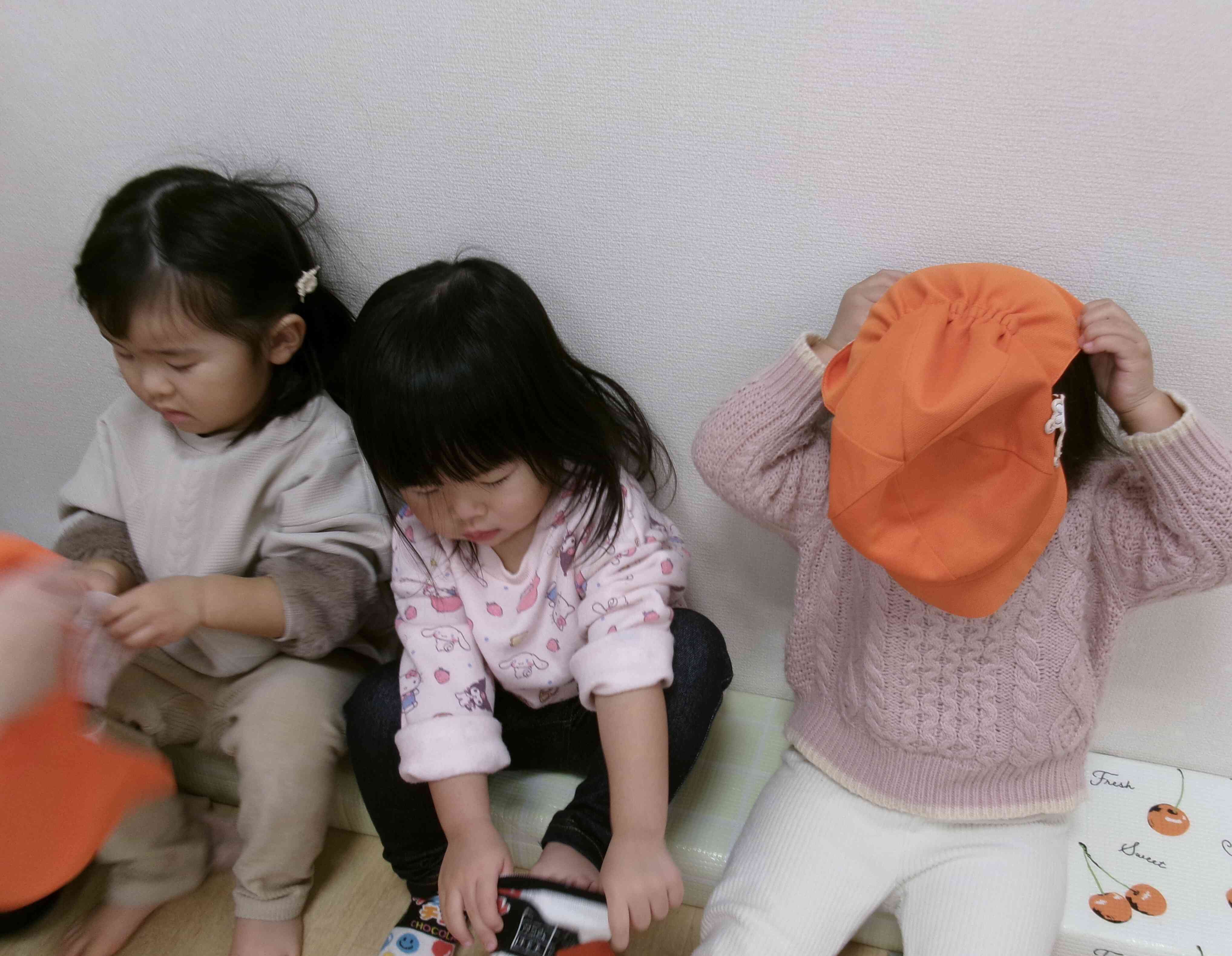 見てみて、帽子も靴下も上手にできるよ☆