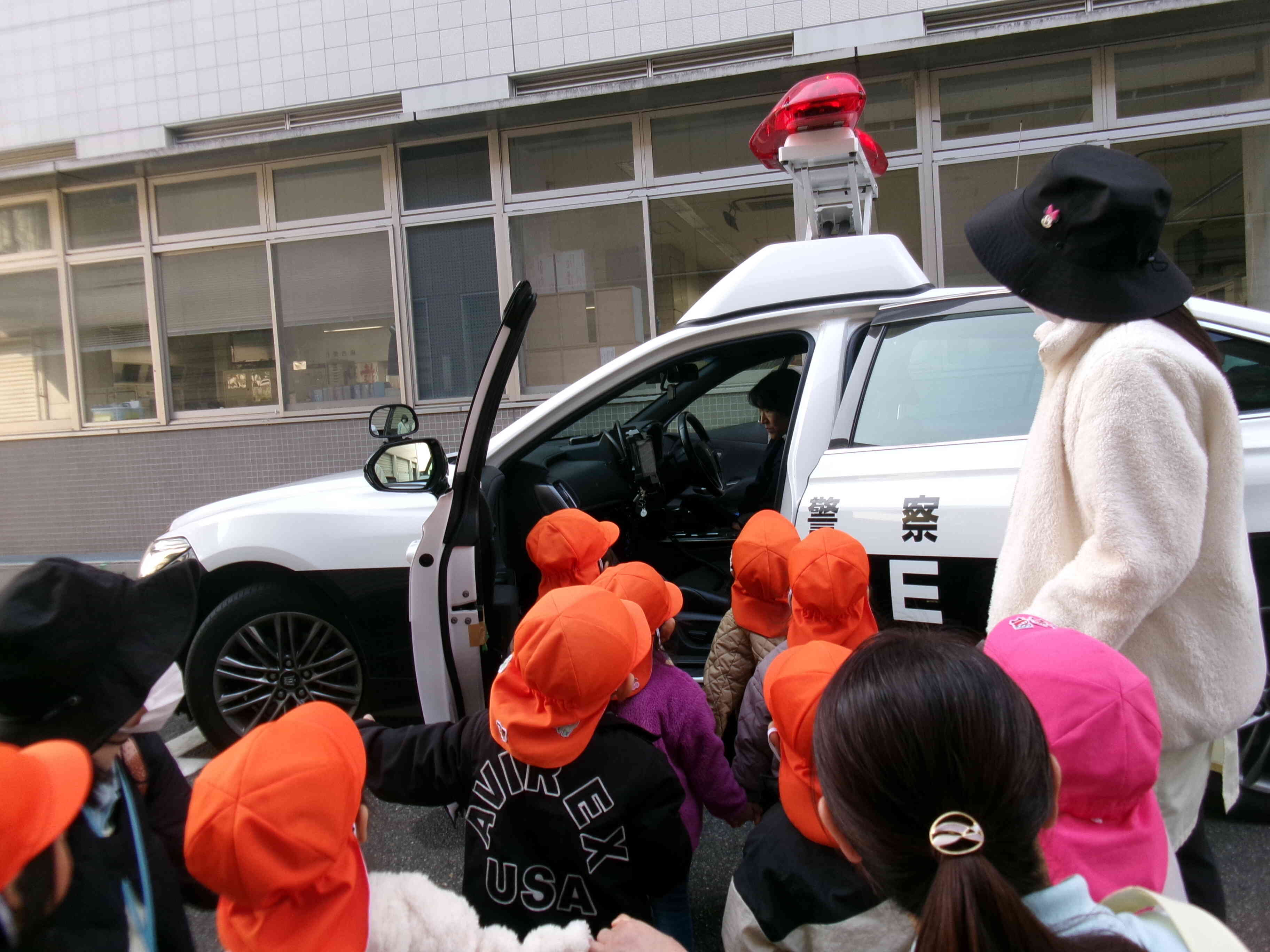 パトカー、かっこいいなぁ♡