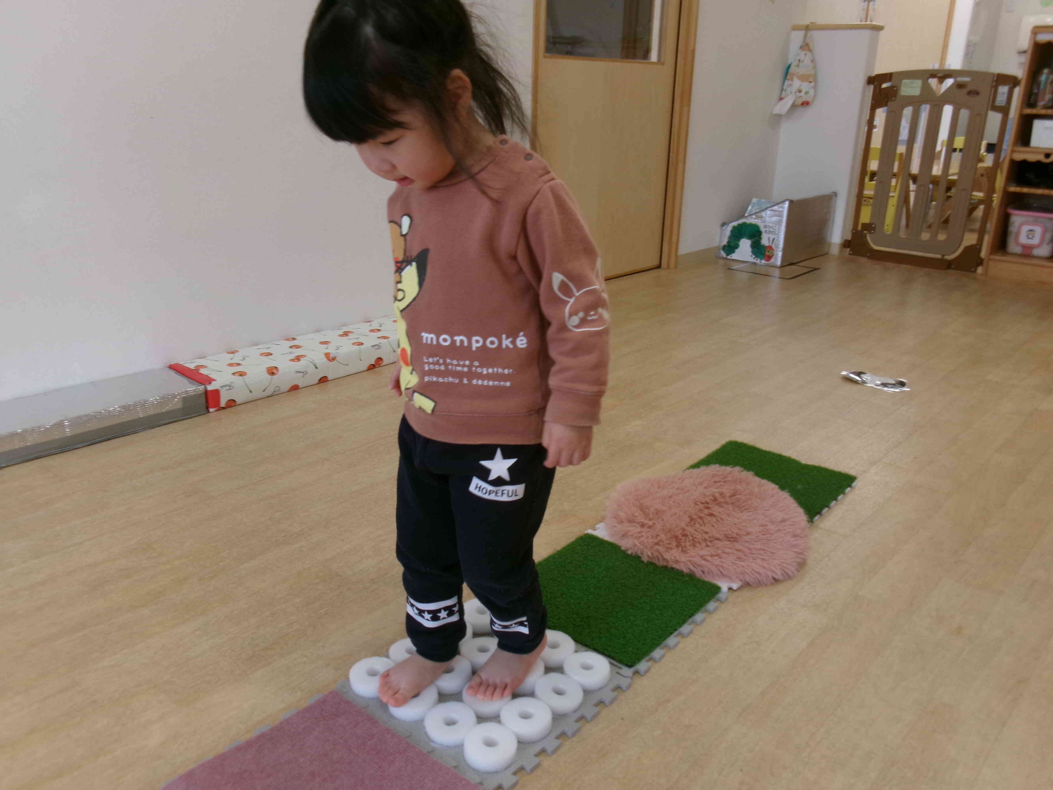 センサリーマットの感触って不思議だね。