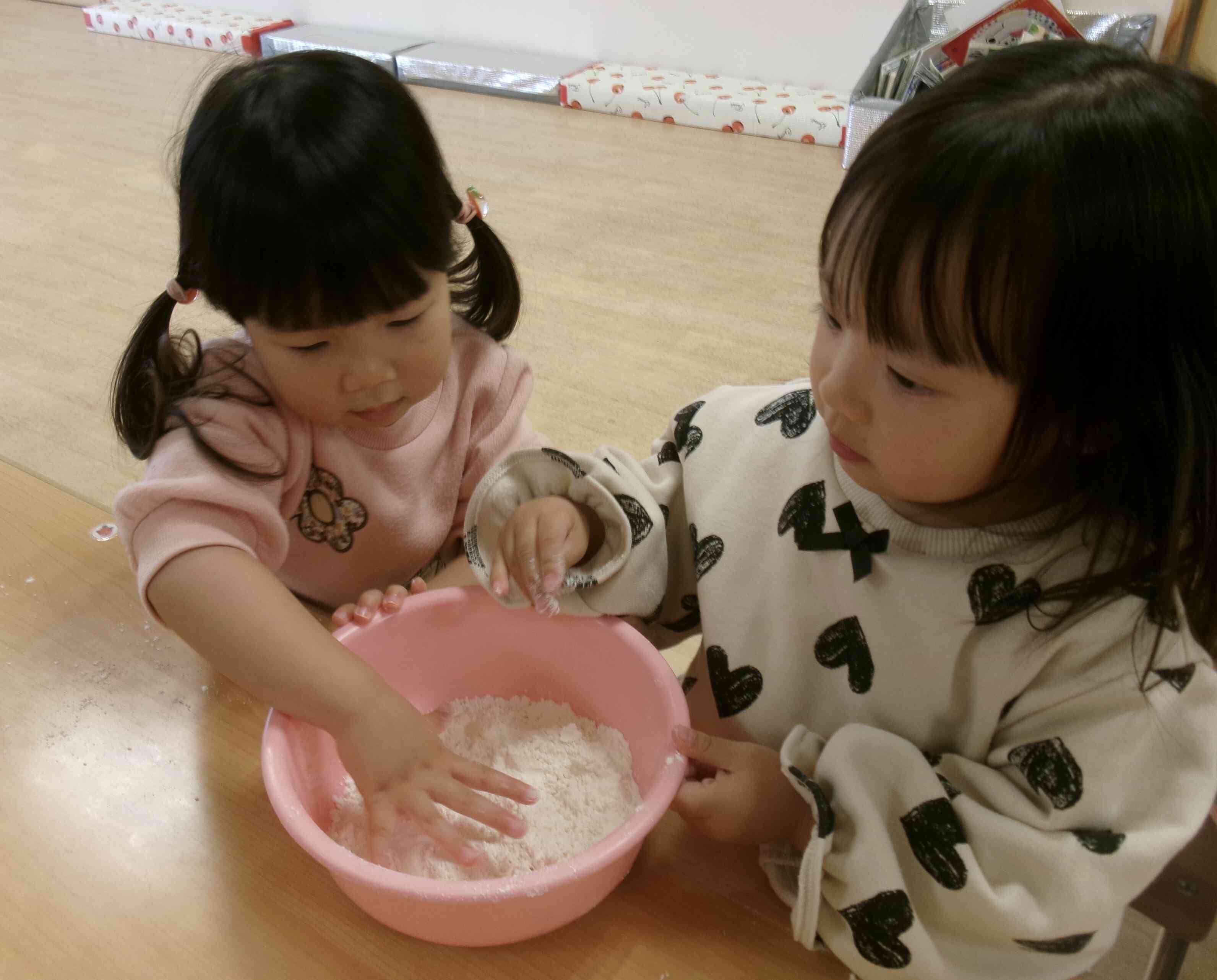 小麦粉粘土で遊んだよ⭐︎ 〜うさぎ組・あひる組〜