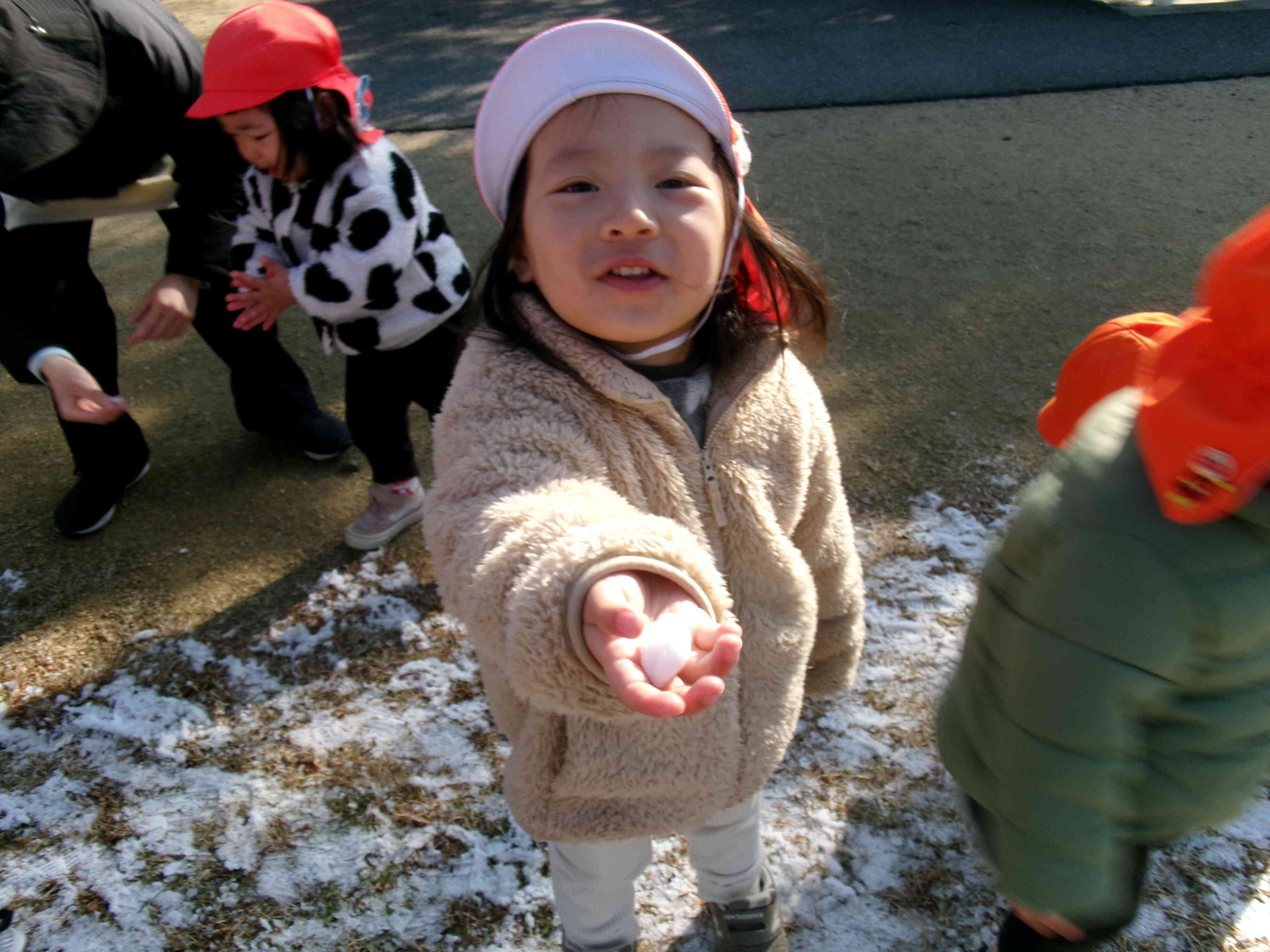 雪を見つけたよ〜あひる(1歳児)•うさぎ組(2歳児)〜