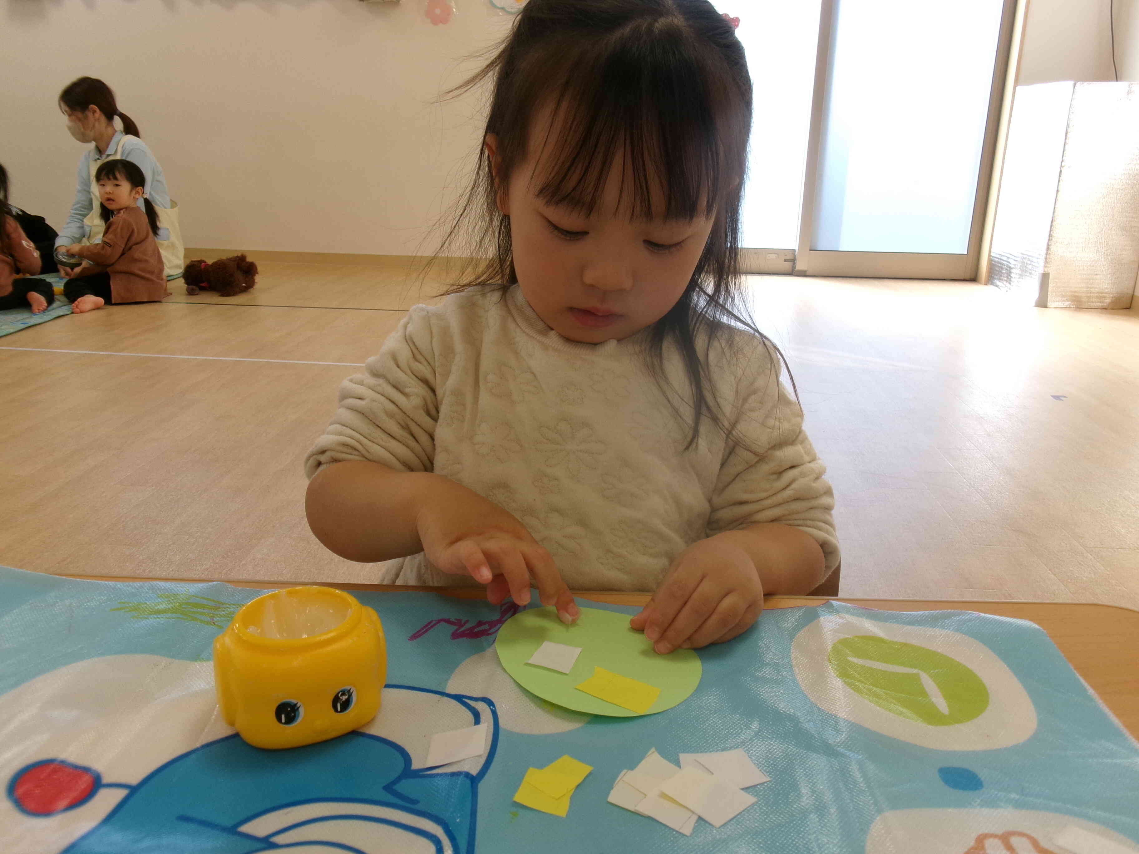 お絵描きしたり、はさみを使ったり…